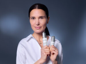 Esthederm Age Proteom ürünü, ciltte foto yaşlanmayı azaltmaya ve kolajen yapısını desteklemeye yardımcı olur