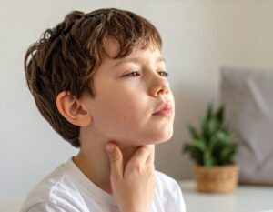 Bitki Bazlı Polisakkarit Kompleksleri “Okula Dönüşte Boğaz Sağlığında Yeni Dönem” 2 Boğazını tutan çocuk, okula dönüş döneminde artan boğaz iritasyonu ve öksürük semptomlarını gösteriyor