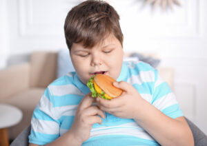 çocuklarda obezite riskini artıran sağlıksız beslenme alışkanlıkları – OTC Plus Dergi