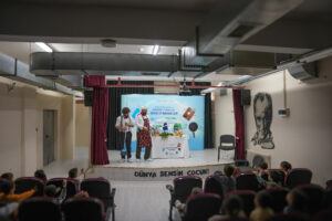 Enterogermina’nın çocuklara yönelik hijyen ve sağlıklı beslenme eğitimi etkinliği - Purpose Day 2025 sahne gösterisi