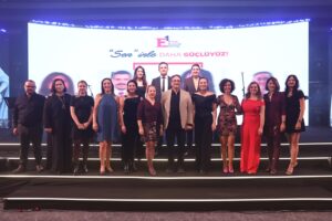 Etkin Eczacılık Derneği Yönetim Kurulu üyeleri ve Başkan Ecz. Erdal Akköse bir arada sektörel vizyon toplantısında.