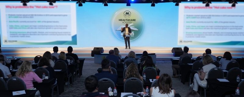 Enterogermina Purpose Day 2025 etkinliğinde çocuklara hijyen ve bağırsak sağlığı eğitimi veriliyor.