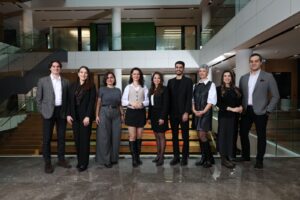 Bayer Kadın Sağlığı Lideri Beste Doğar ve #NormalDeğil kampanya ekibi toplu fotoğrafı - OTC Plus Dergi röportajı.