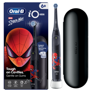 Farklı renk ve tasarımlara sahip Oral-B iO Çocuk Şarjlı Diş Fırçası çeşitleri.