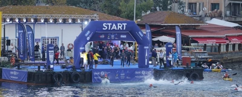 Oral-B İstanbul Boğaziçi Triatlonu yüzme etabı start anı