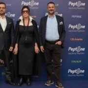 Peptiline kurucu ortakları Mehmet Erden Kutsal ve Gürkan Necipoğlu, Nebahat Çehre ile lansmanda