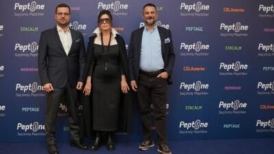 Peptiline, Nebahat Çehre ile İlk Lansmanını Gerçekleştirdi 37 Peptiline kurucu ortakları Mehmet Erden Kutsal ve Gürkan Necipoğlu, Nebahat Çehre ile lansmanda