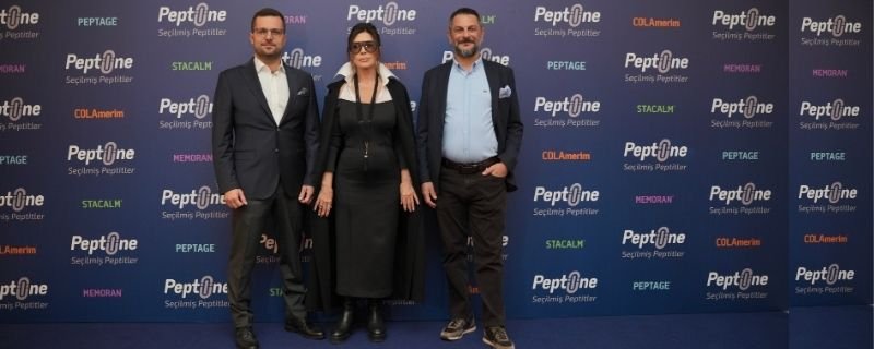 Peptiline, Nebahat Çehre ile İlk Lansmanını Gerçekleştirdi 1 Peptiline kurucu ortakları Mehmet Erden Kutsal ve Gürkan Necipoğlu, Nebahat Çehre ile lansmanda